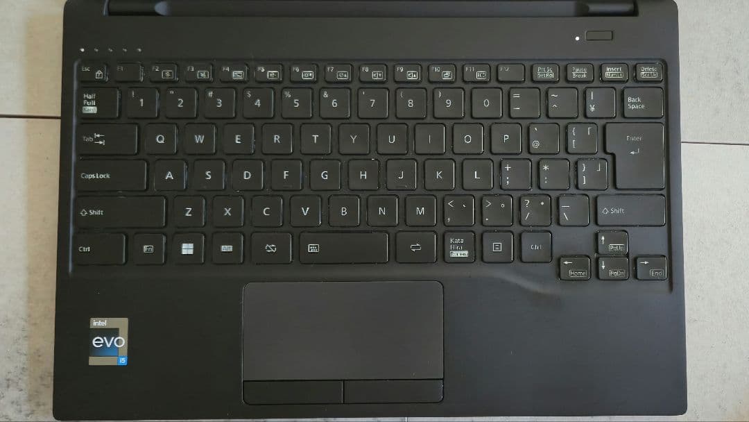 富士通 14インチ FMV-Zero LIFEBOOK-UH 超軽量888g