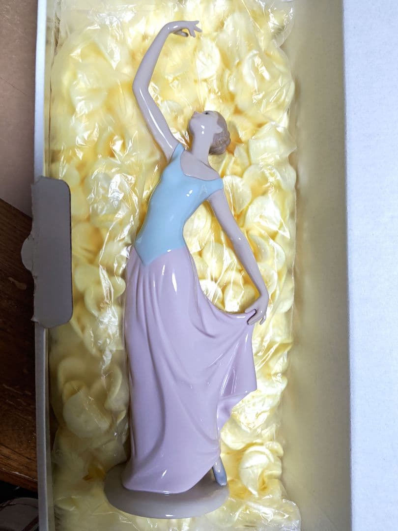 リヤドロ　ナオ　踊り終えて