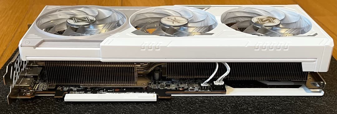 ASRock Radeon RX9070 グラフィックボード（白） 16GB