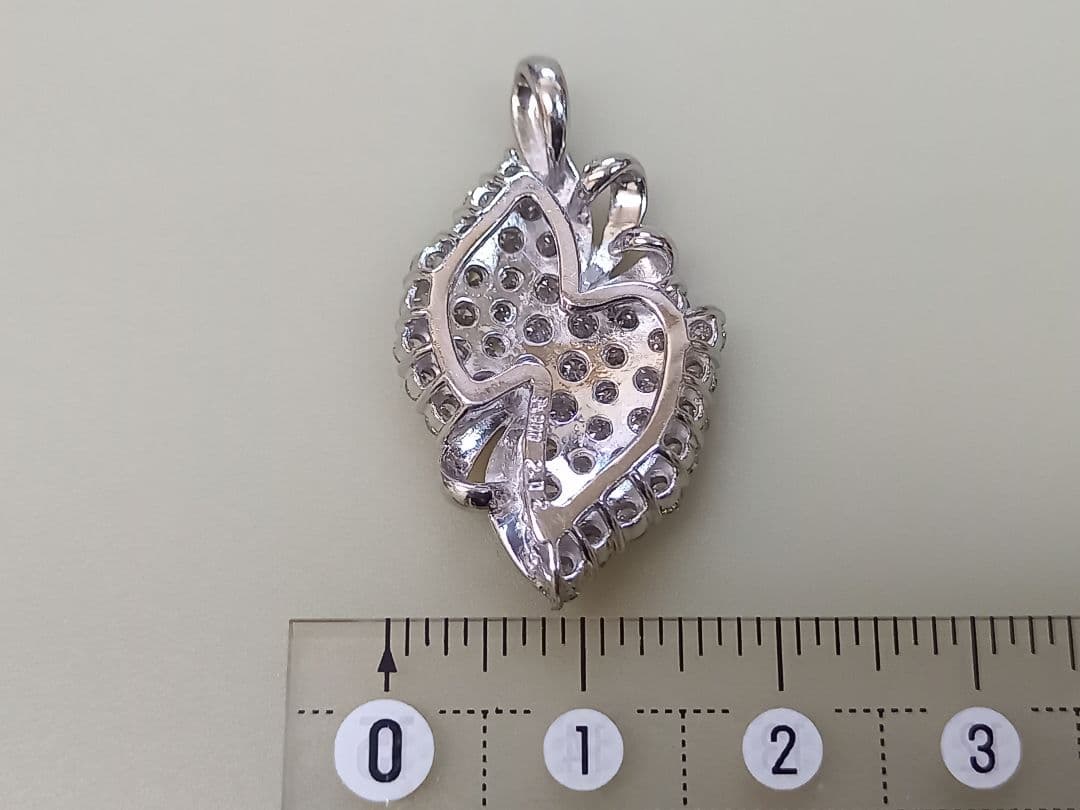 ペンダント　Pt900　ダイヤ　2.02カラット　チャーム