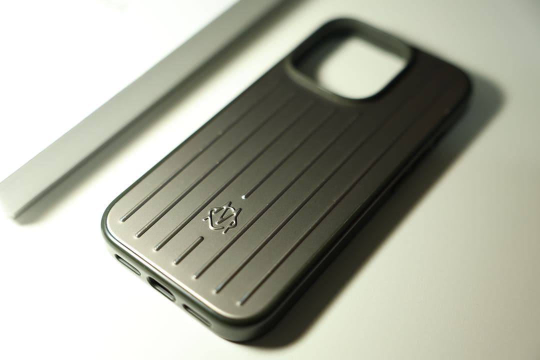 【希少品】RIMOWA iPhone16pro チタニウムケース