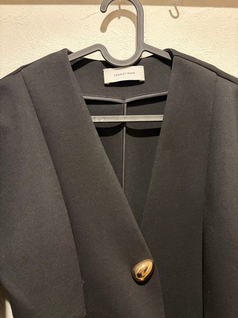 アダムエロペ　【洗える】エッグブローチ付きペプラムカーディガン