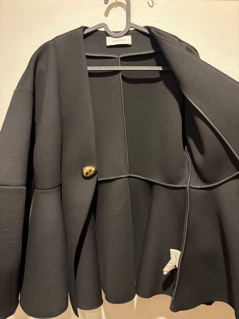 アダムエロペ　【洗える】エッグブローチ付きペプラムカーディガン