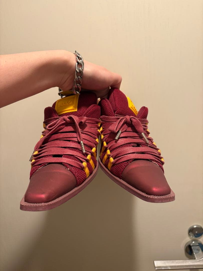 YELLO DAM SNEAKER MULES バーガンディ/イエロー