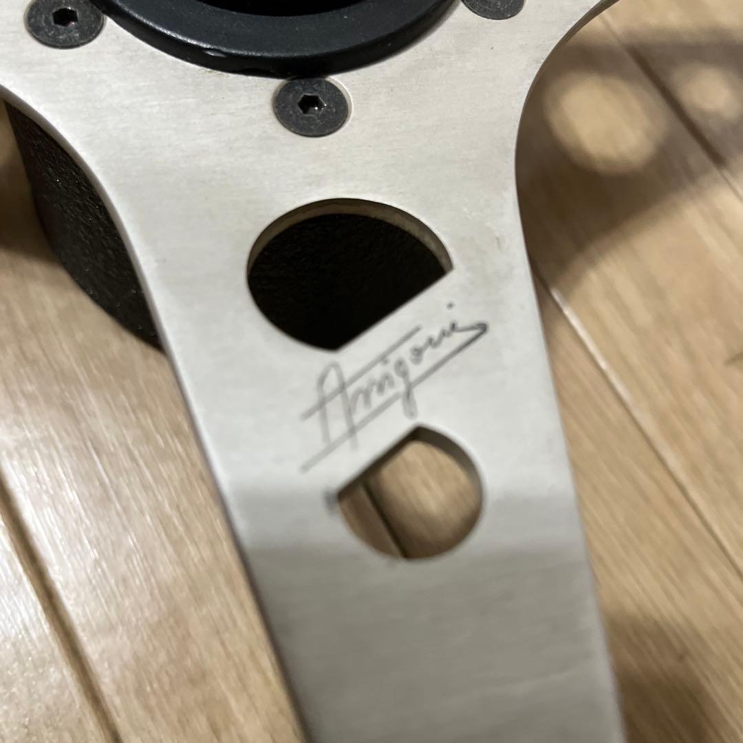 ウッドとアルミニウムのステアリングホイール