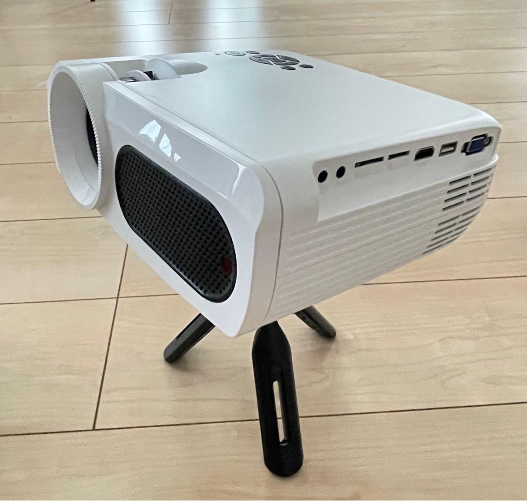 値下げ❗️ 地デジチューナー搭載　ホワイトプロジェクター 本体 リモコン付き