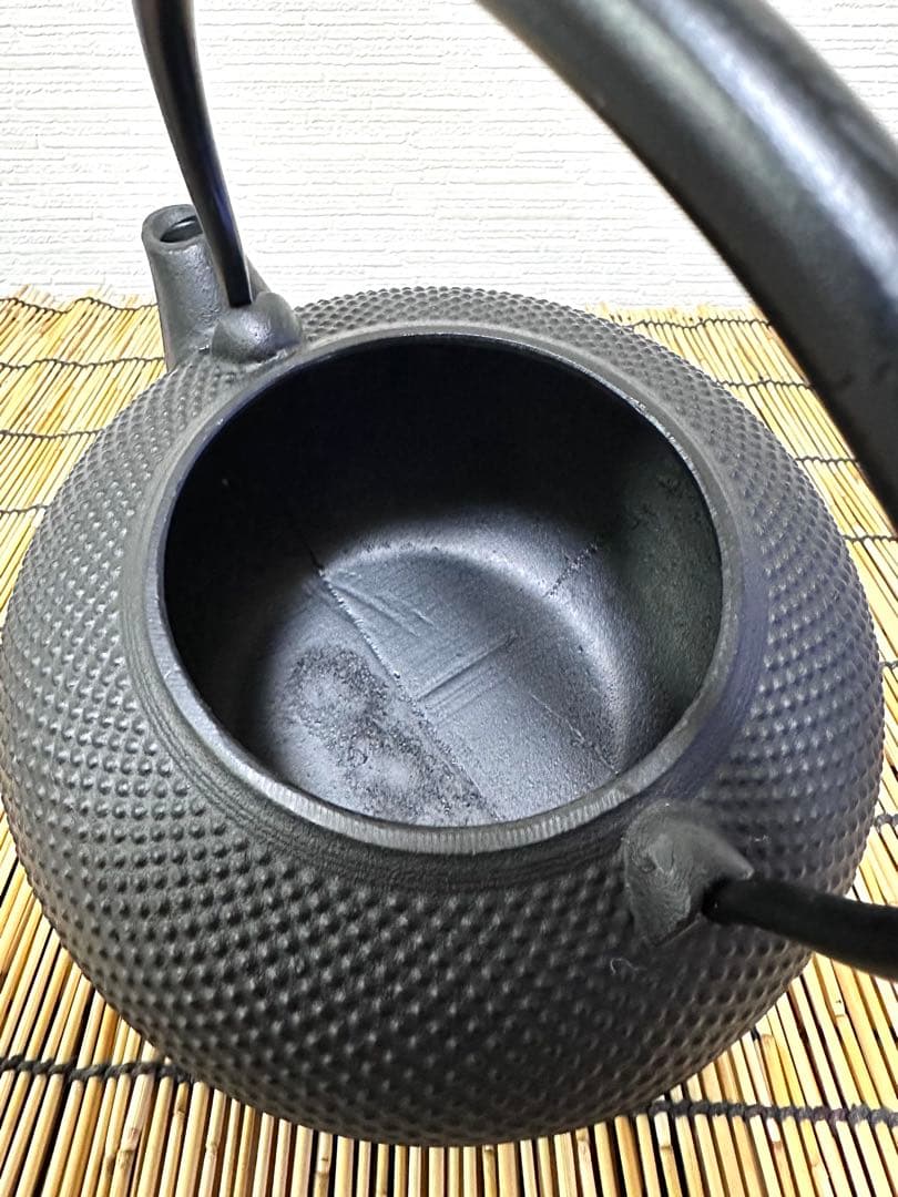 未使用品、栞付　南部運南堂鍋元造　南部鋳吉銘１５型アラレ　南部鉄瓶　南部鉄器