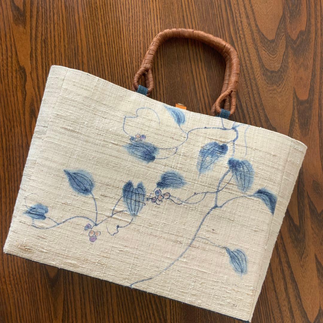 紬帯　藍色の蔓と葉と実　リメイク　山葡萄ハンドルバッグ