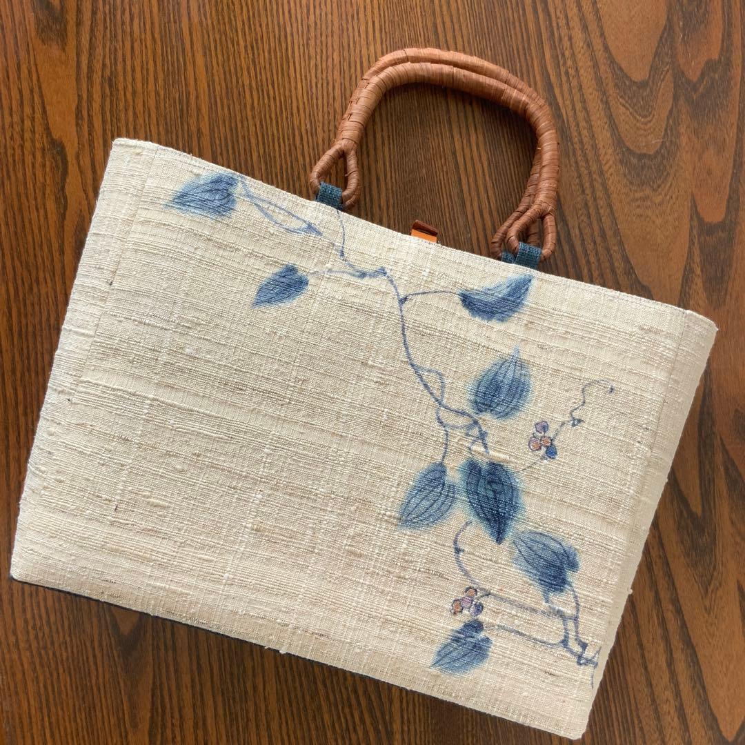 紬帯　藍色の蔓と葉と実　リメイク　山葡萄ハンドルバッグ