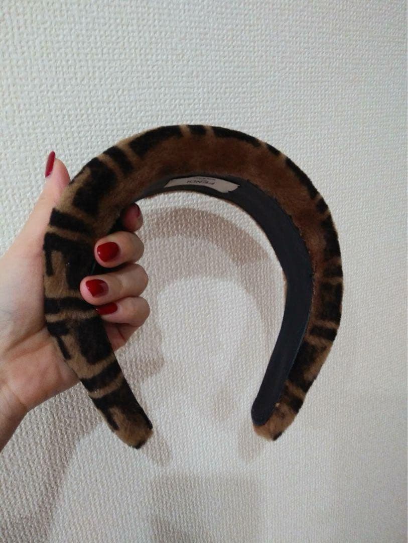 【 FENDI 】 ズッカ柄ムートンカチューシャ