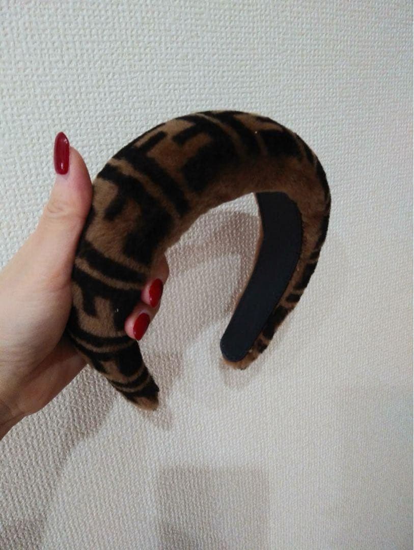 【 FENDI 】 ズッカ柄ムートンカチューシャ