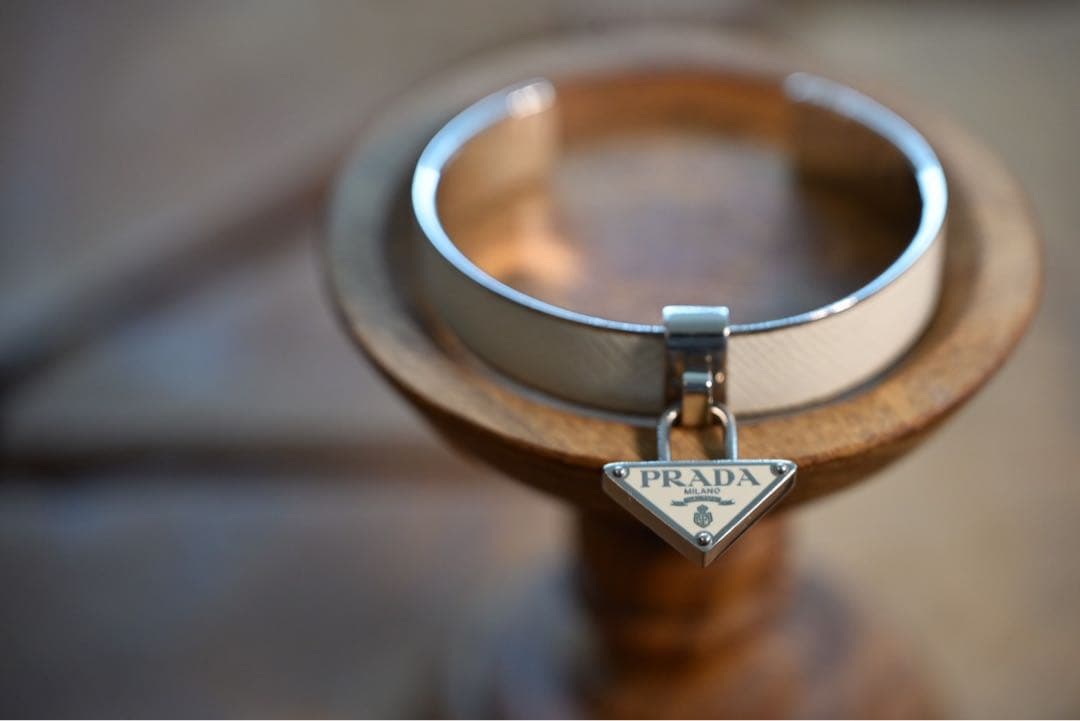 PRADA メタルxサフィアーノレザー ブレスレット　ホワイト