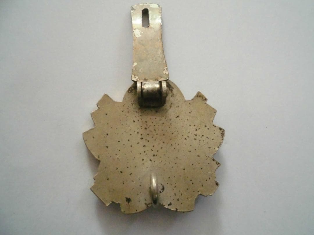 桜の花びら型メダル　　旧日本軍の歩兵速射砲射撃徽章