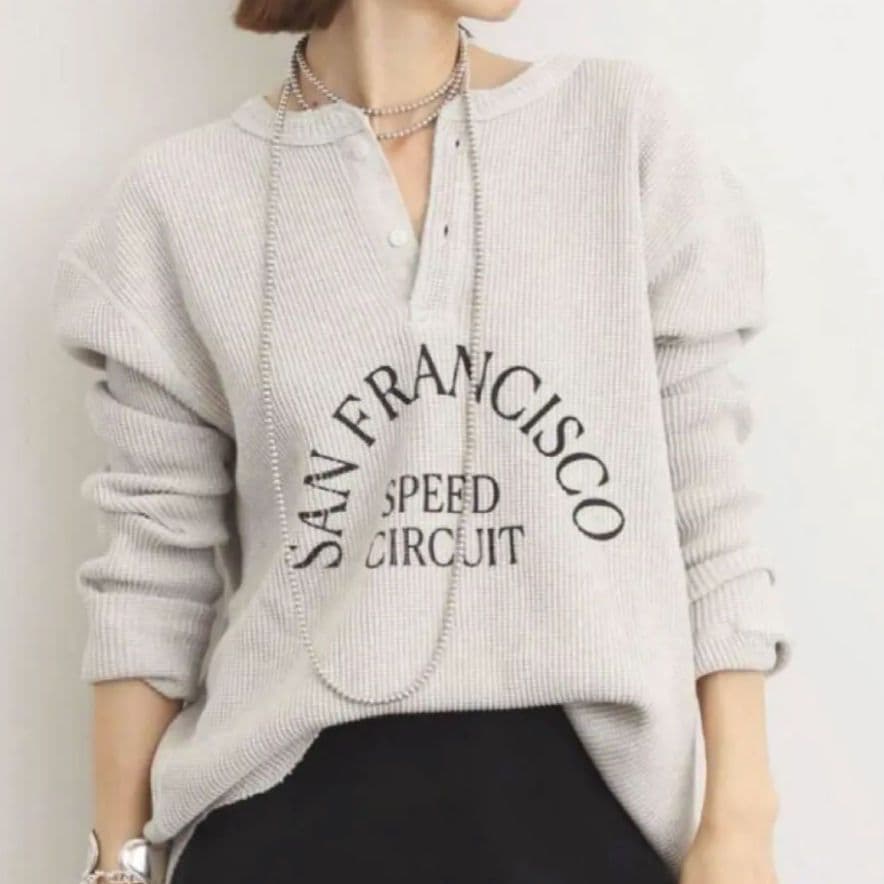 GOOD GRIEF！SFSC PRINTED HENLEYNECK TOP