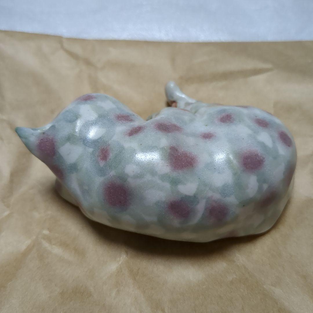 岡山富男　作　寝そべり猫