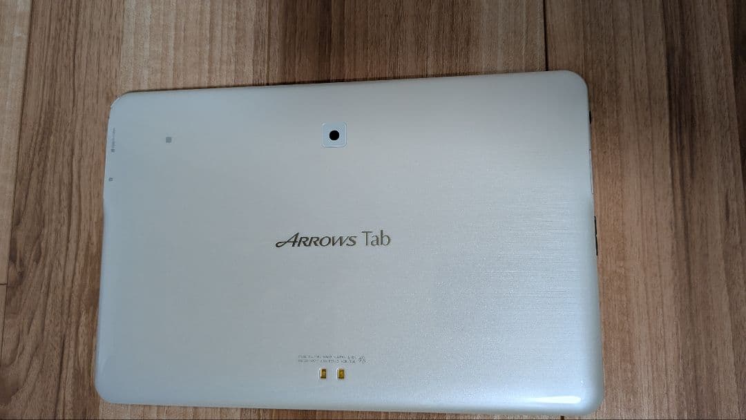 Arrows Tab F‐05E　シルバー 充電器付き