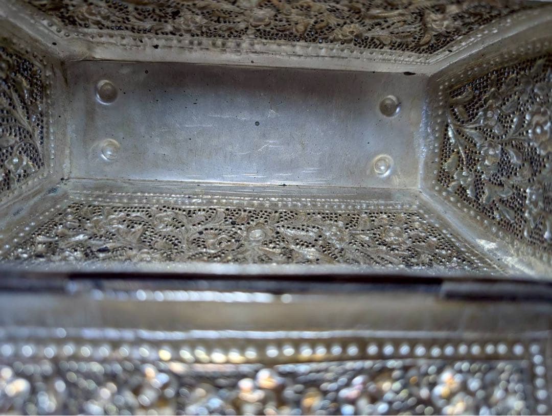 金属 アンティーク バッグ 花柄彫刻の銀色ハンドバッグ