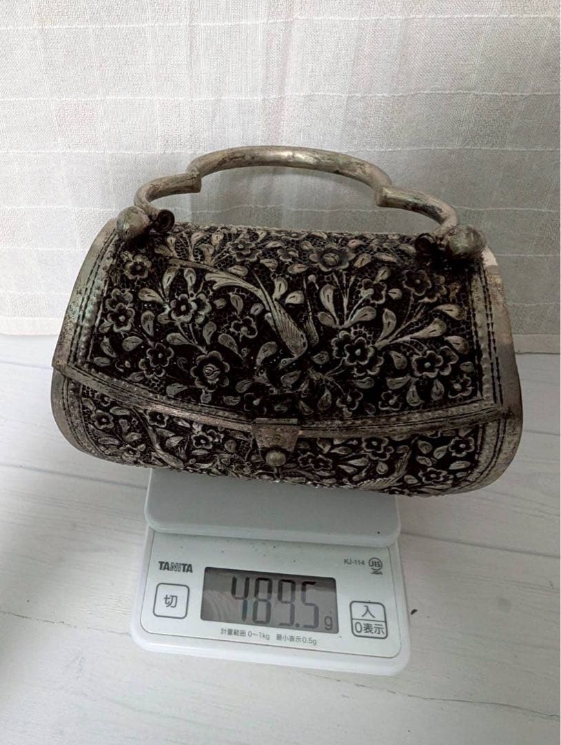 金属 アンティーク バッグ 花柄彫刻の銀色ハンドバッグ