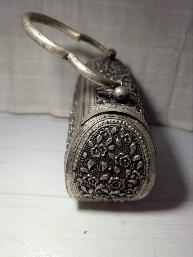 金属 アンティーク バッグ 花柄彫刻の銀色ハンドバッグ