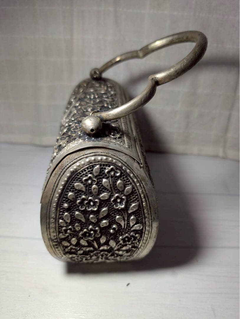 金属 アンティーク バッグ 花柄彫刻の銀色ハンドバッグ