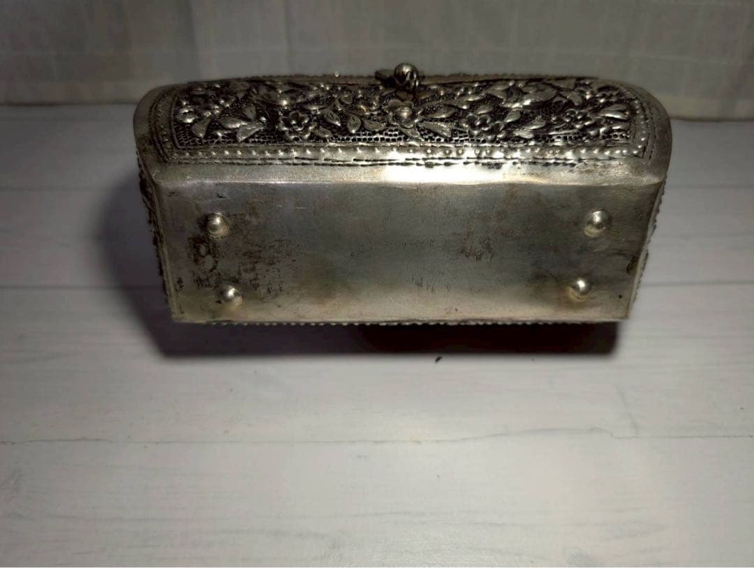 金属 アンティーク バッグ 花柄彫刻の銀色ハンドバッグ