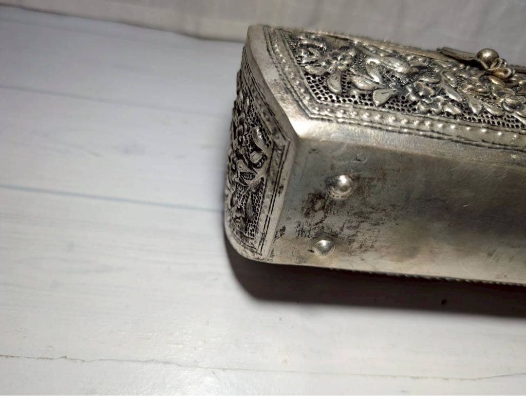 金属 アンティーク バッグ 花柄彫刻の銀色ハンドバッグ