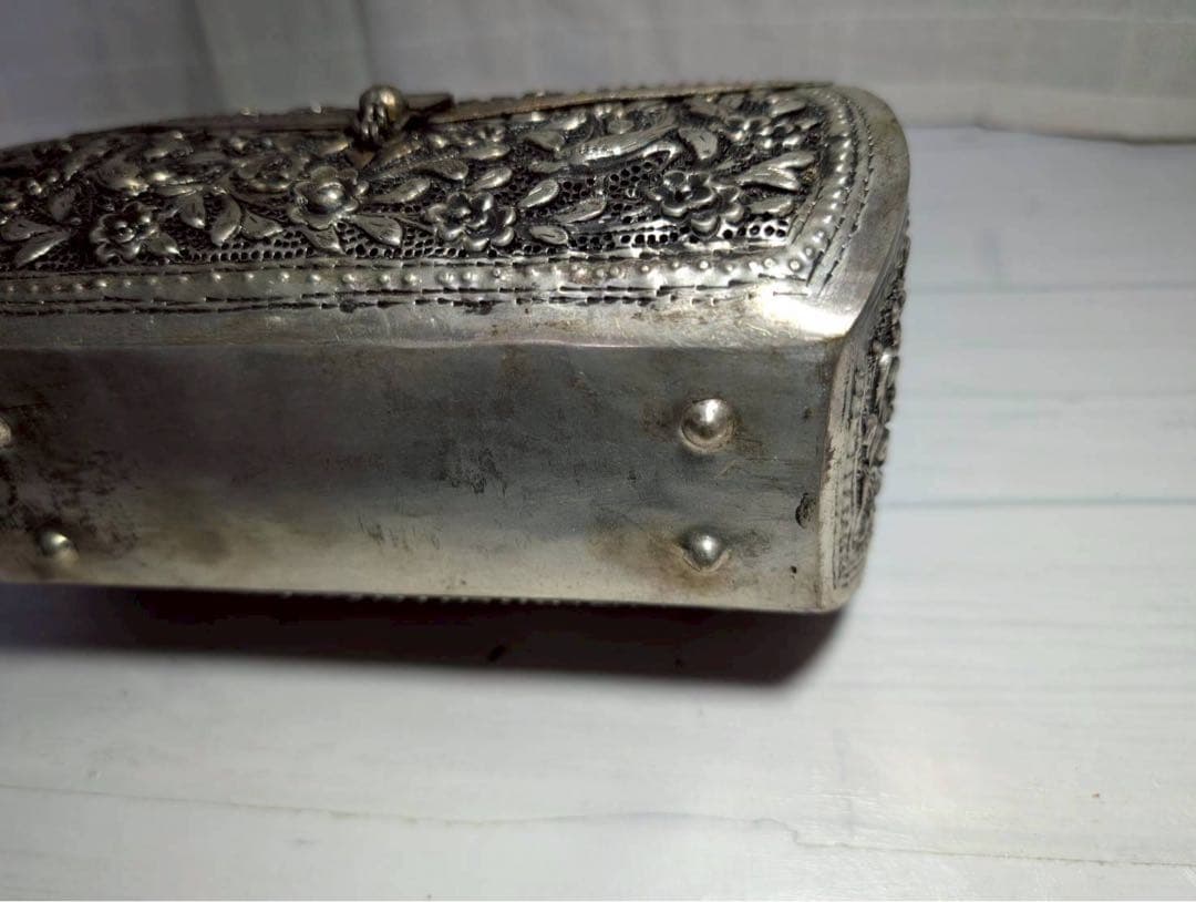 金属 アンティーク バッグ 花柄彫刻の銀色ハンドバッグ