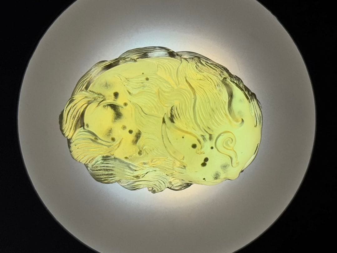 リビアングラス　九尾の狐 手彫り 置物