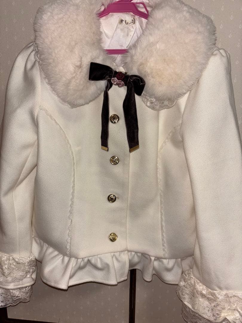 axes famme ローズリボン付フリルコート