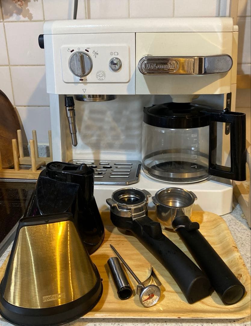 DeLonghi エスプレッソマシン 本体と付属品