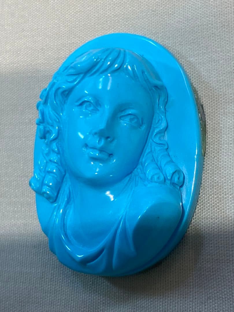 青色の彫刻 顔デザイン 楕円形