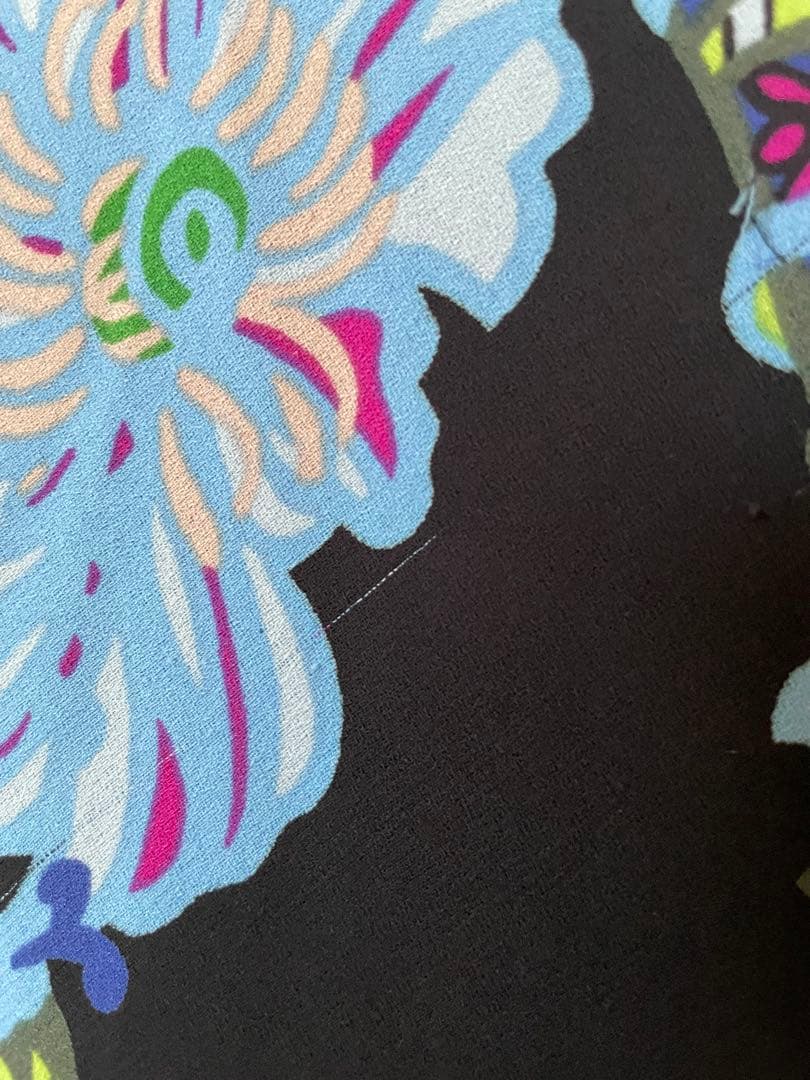 トクコプルミエブォル花柄フレアチュニック黒(訳あり)