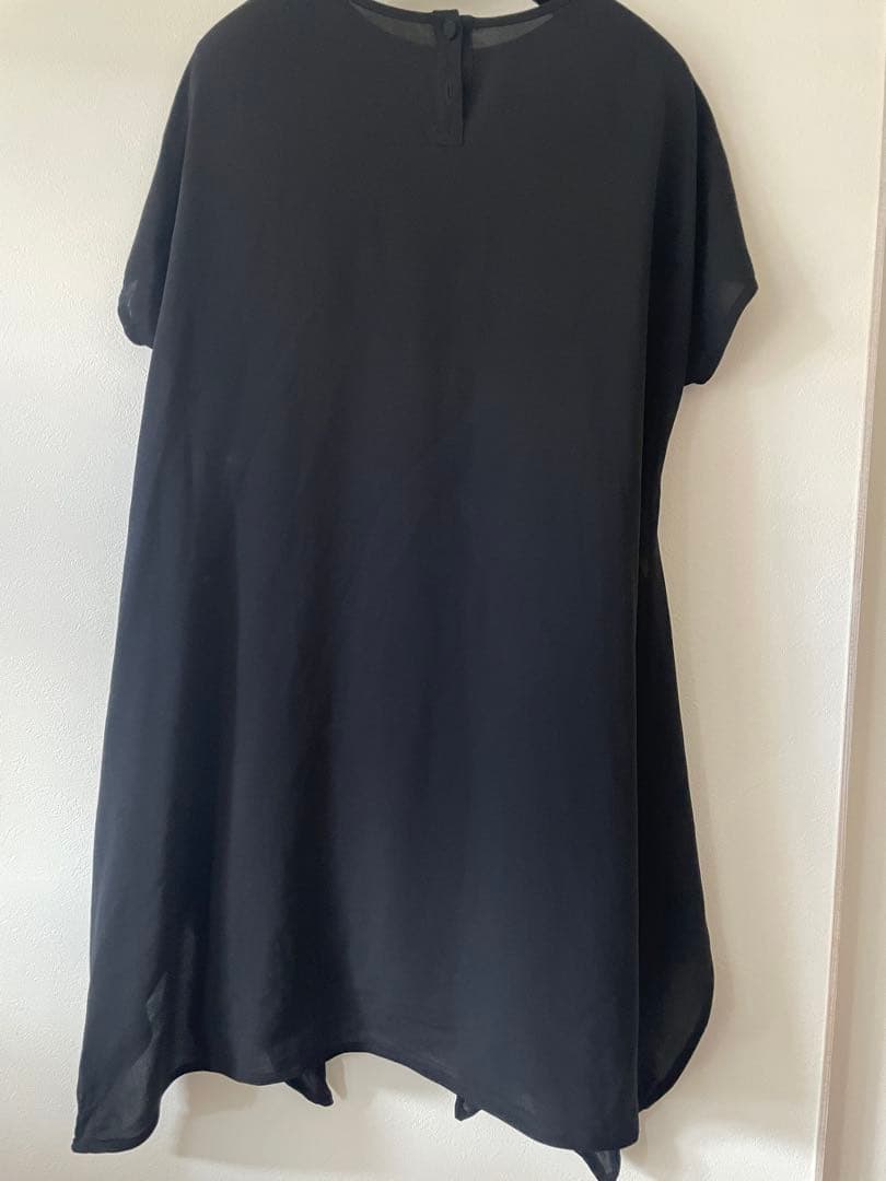 トクコプルミエブォル花柄フレアチュニック黒(訳あり)