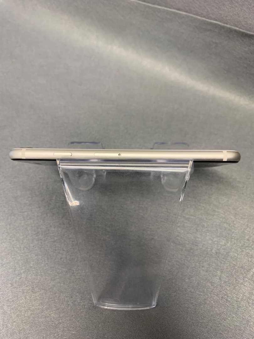 美品　国内版　SIMフリー　iPhone SE第三世代　64GB　スターライト色