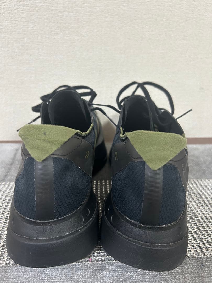 ランニングシューズ 黒/オリーブ ストライプデザイン　26センチ