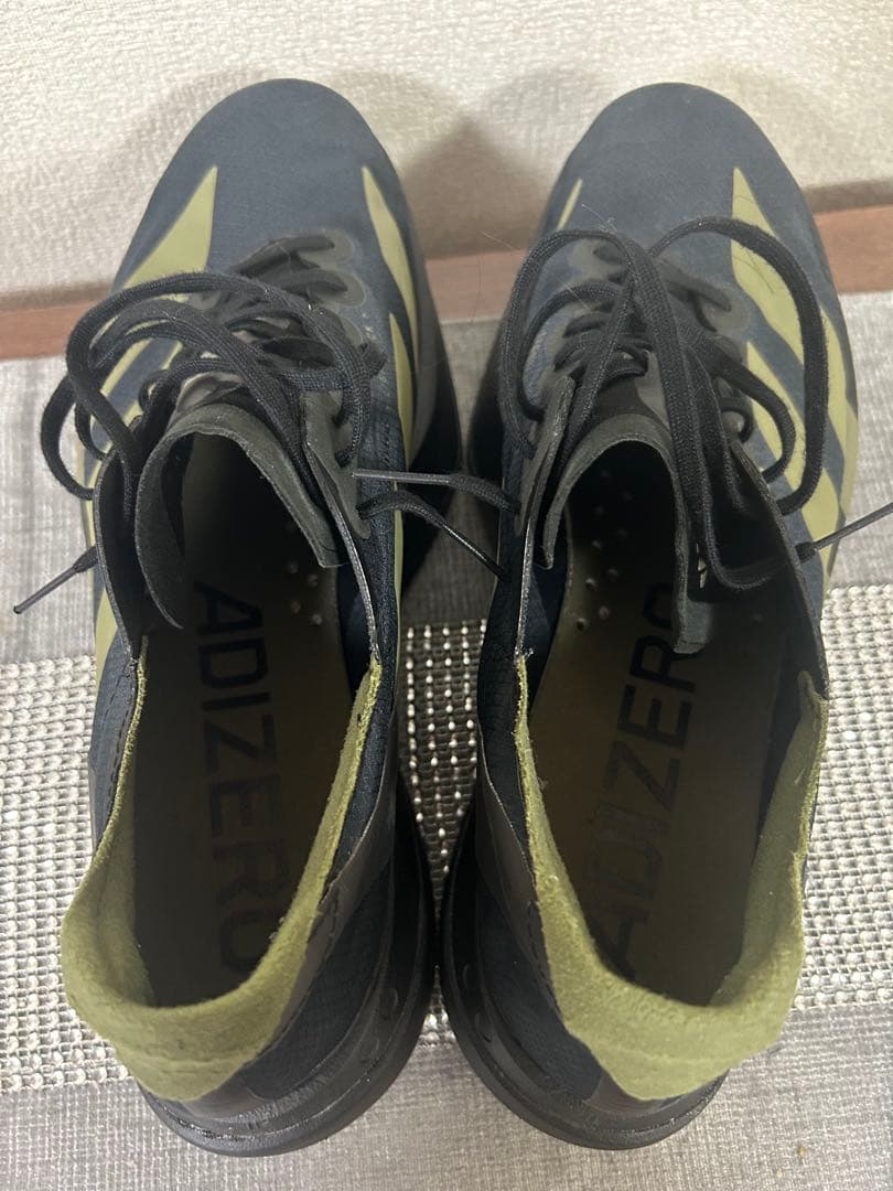 ランニングシューズ 黒/オリーブ ストライプデザイン　26センチ