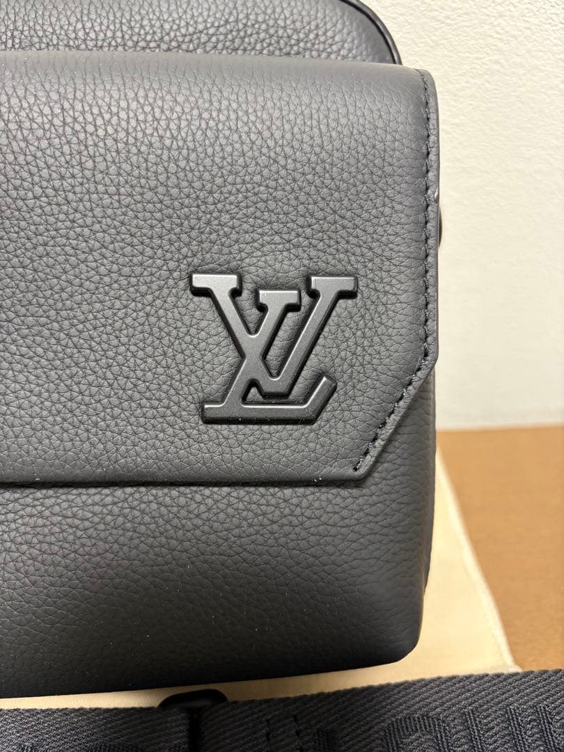 LOUIS VUITTON ブラックショルダーバッグメンズ