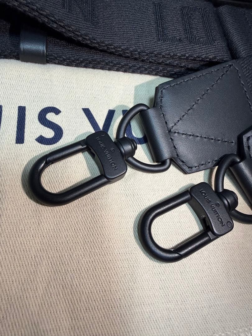 LOUIS VUITTON ブラックショルダーバッグメンズ