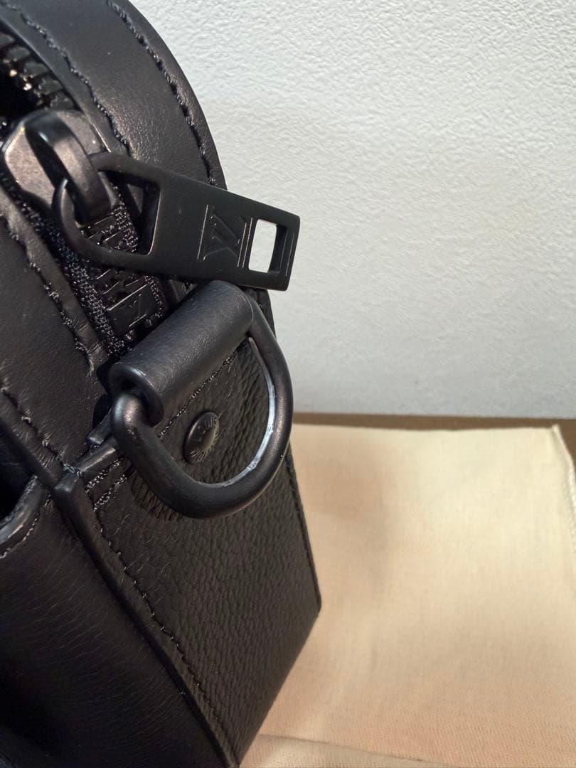 LOUIS VUITTON ブラックショルダーバッグメンズ