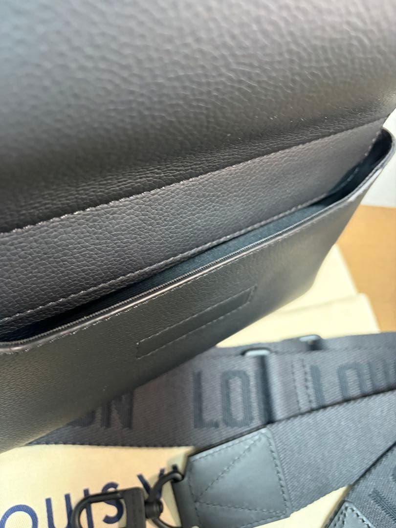 LOUIS VUITTON ブラックショルダーバッグメンズ