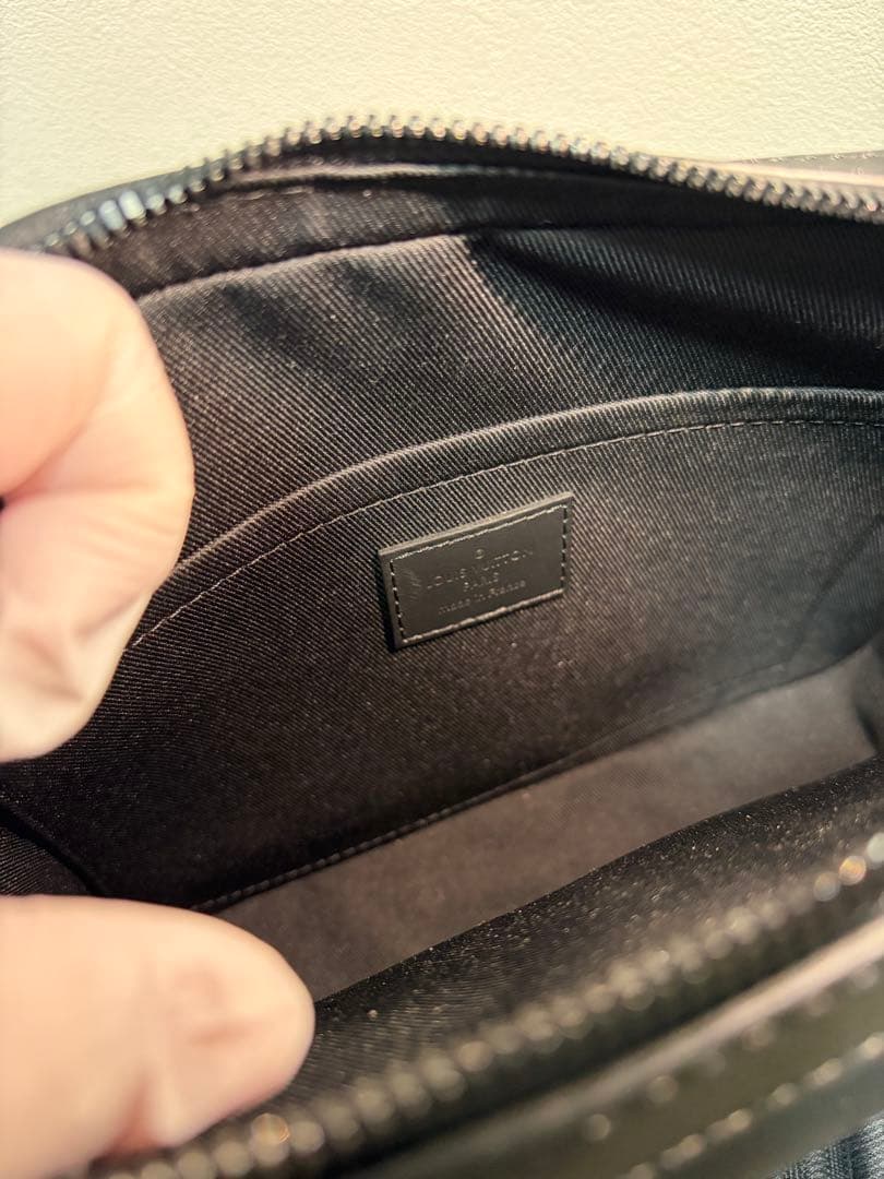 LOUIS VUITTON ブラックショルダーバッグメンズ