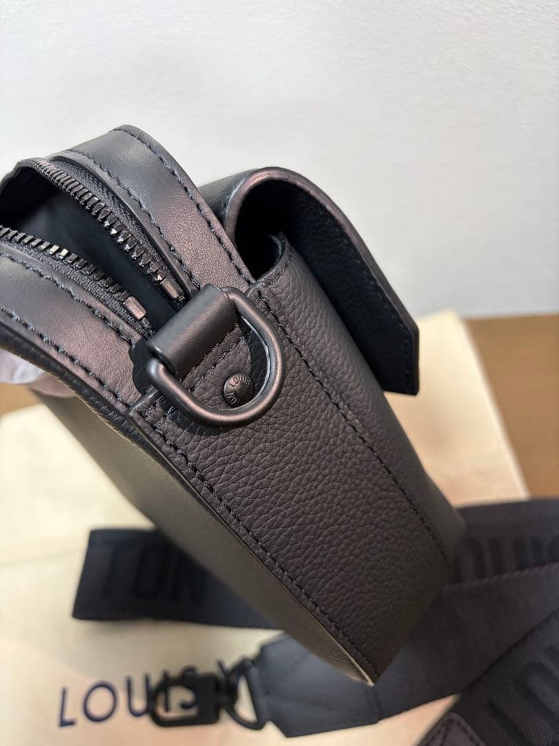 LOUIS VUITTON ブラックショルダーバッグメンズ