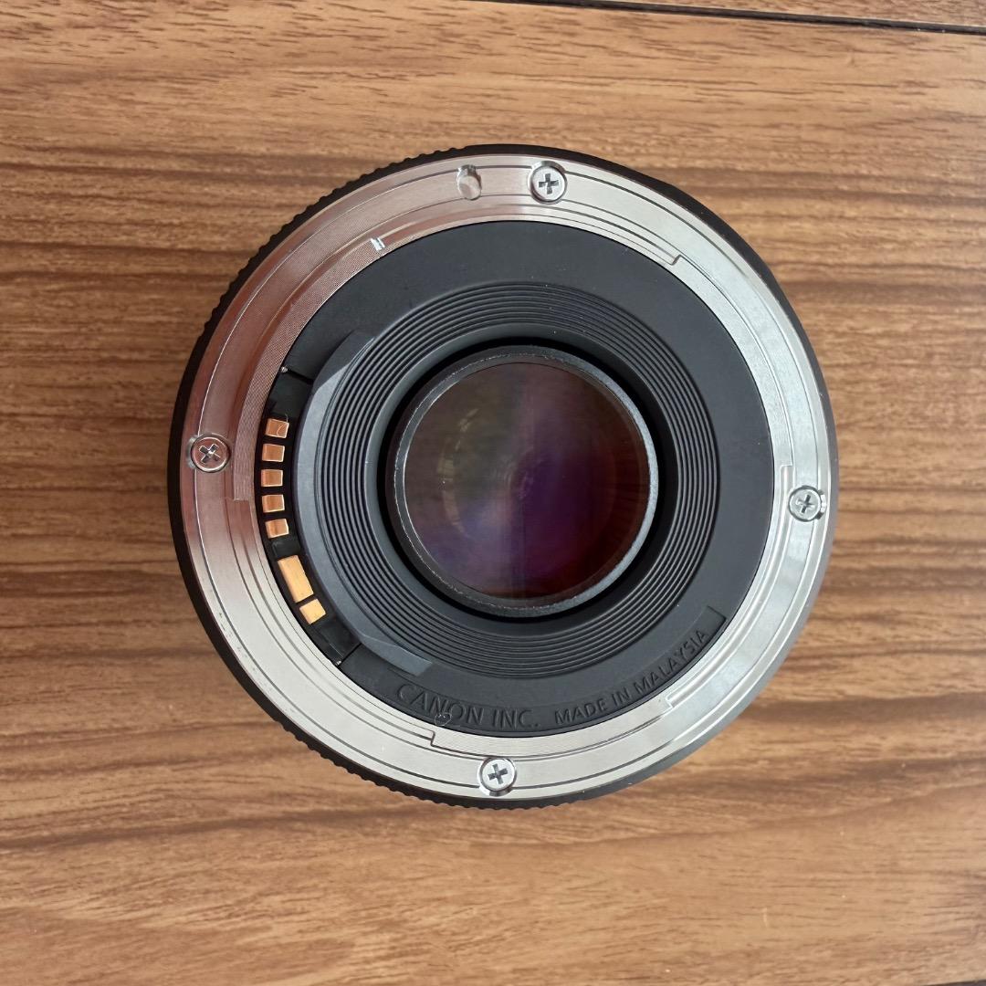 Canon EF 50mm f/1.8 STM レンズフード（ES-68）付き