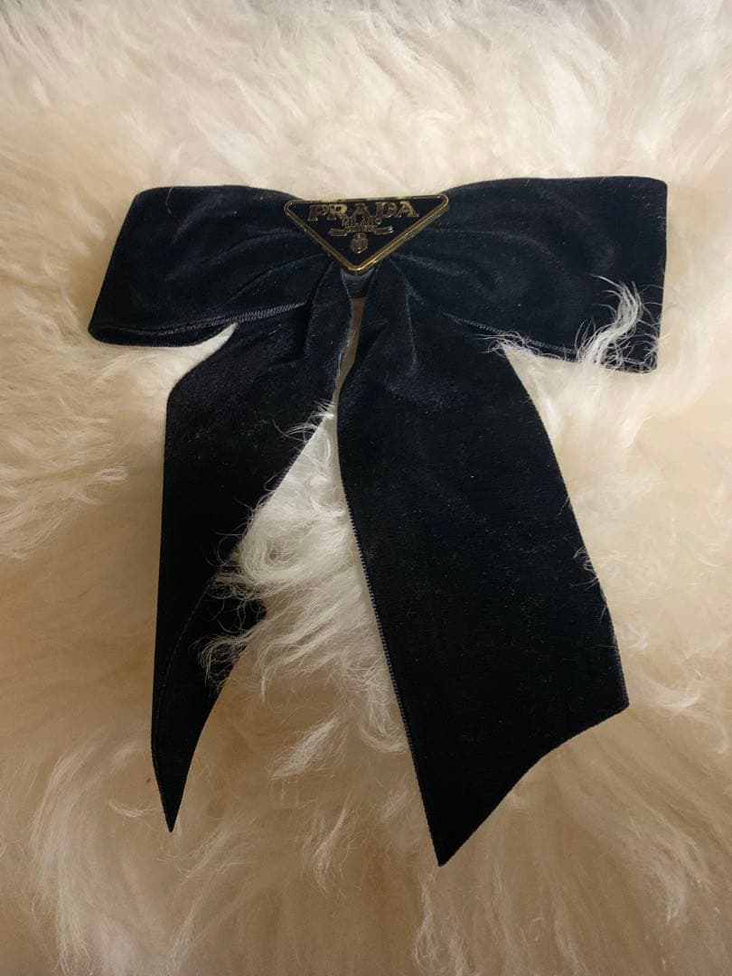 プラダ　リボン　ベロア　ベルベット　ロゴプレート