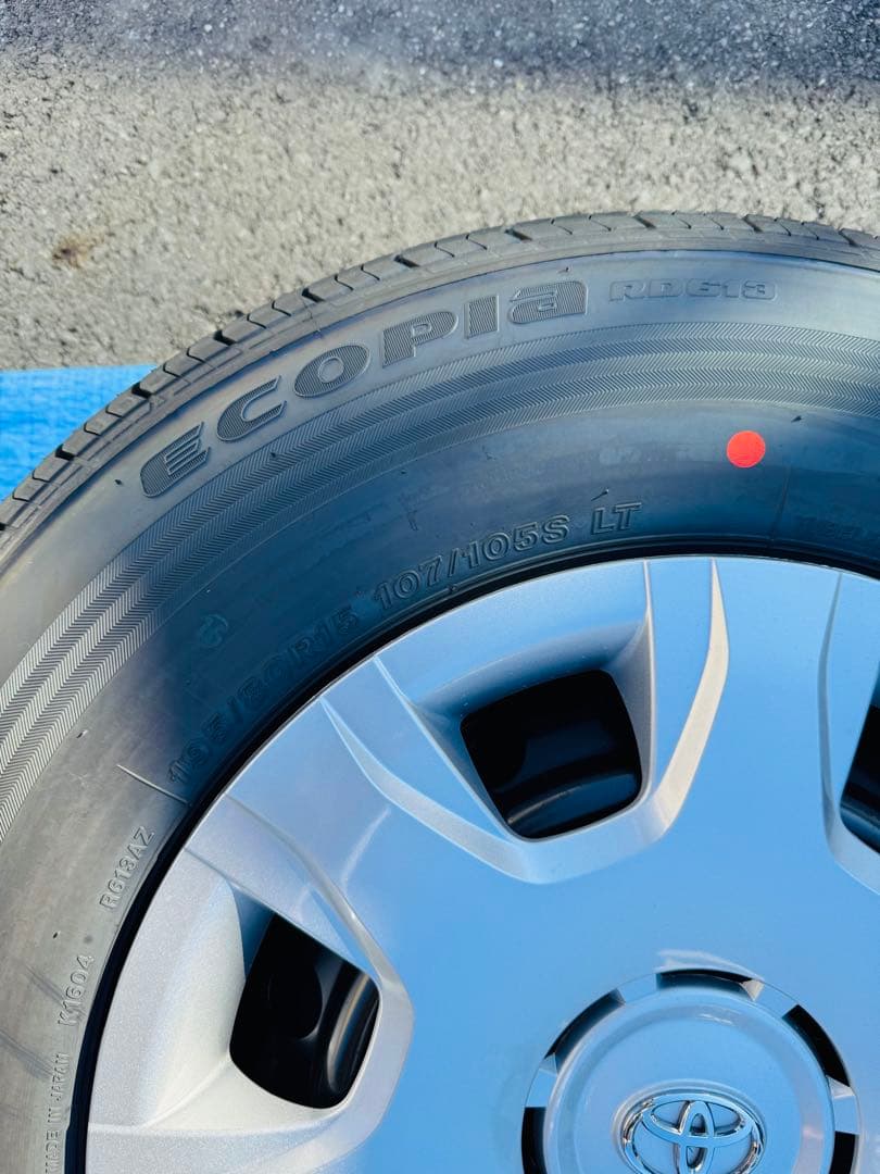 25年12月納車ハイエース200系8型　純正タイヤホイールセット