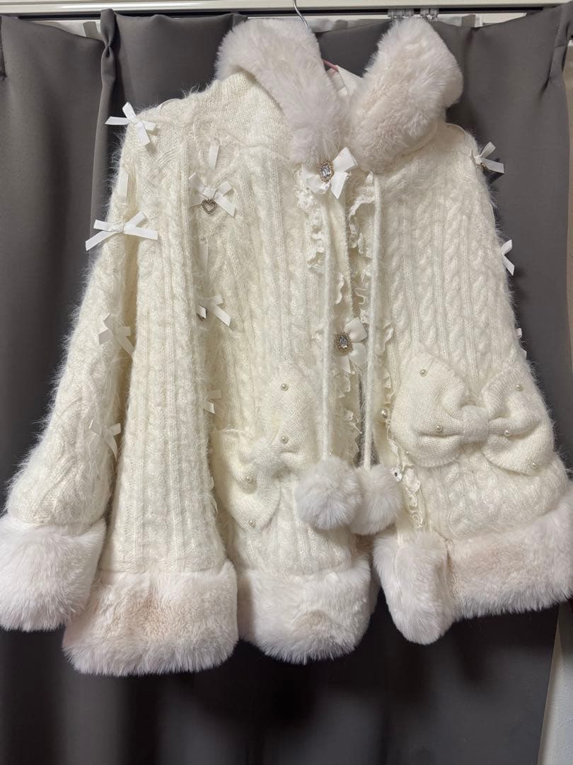 LIZLISA ポンポンリボンニットファーポンチョ ホワイト　2024