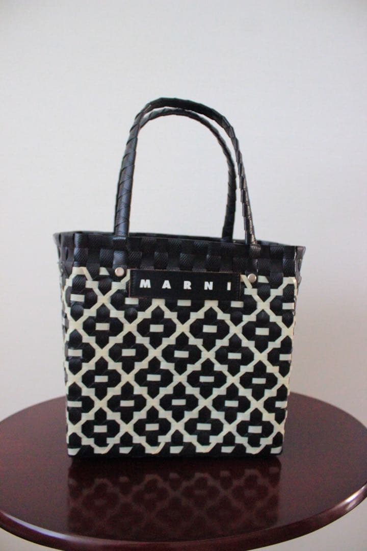 マルニマーケット　カゴバック　白×黒