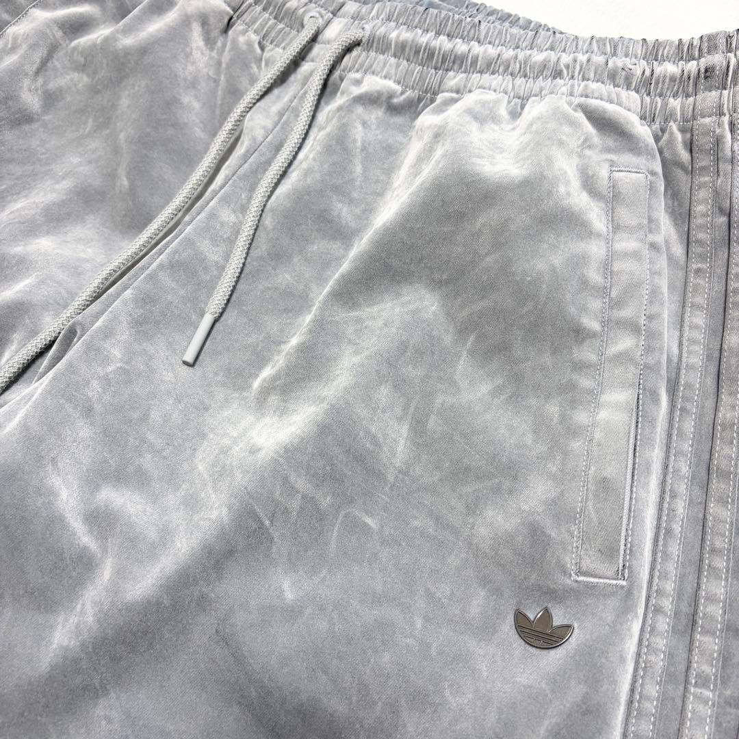 新品タグ付き★アディダス オリジナルス ベロア オーバーサイズ トラックパンツ