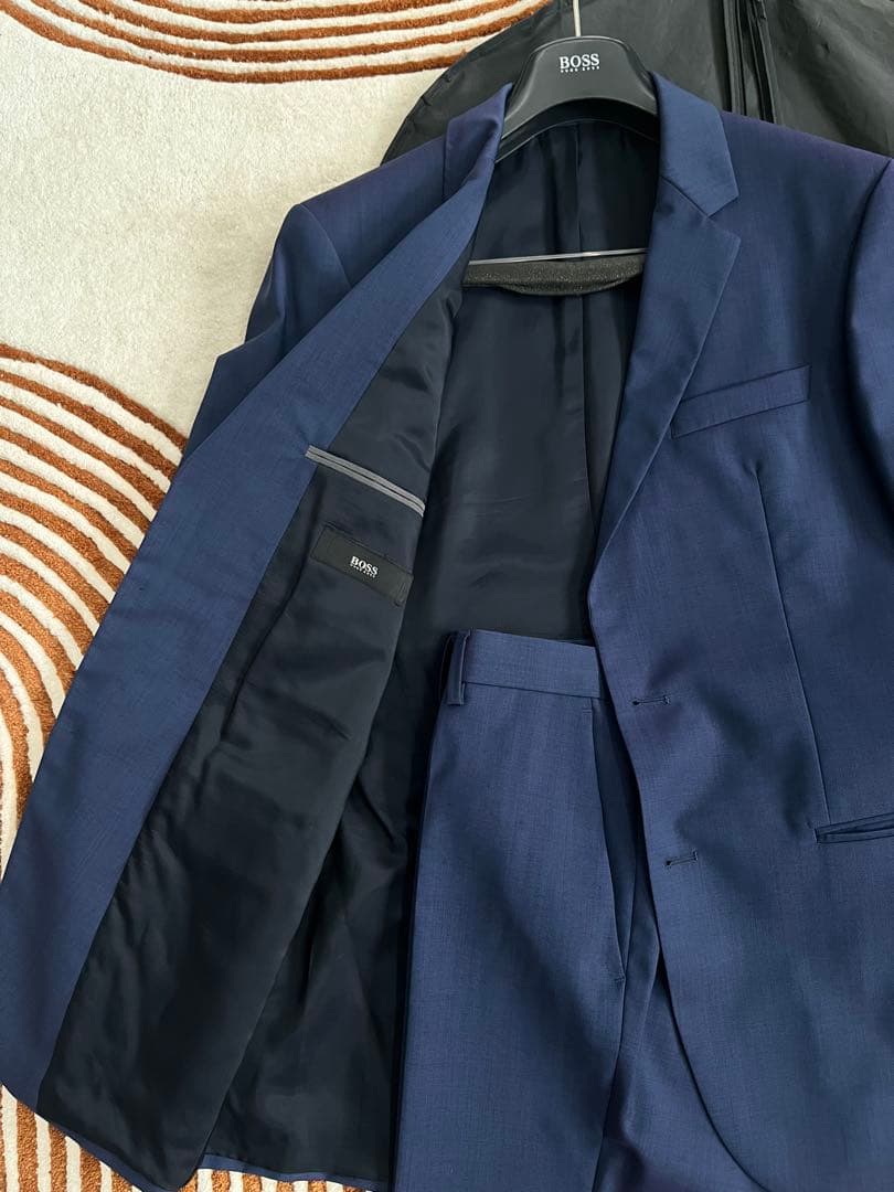美品・使用回数2,3回 BOSS ネイビー ビジネススーツ スーツカバー付き