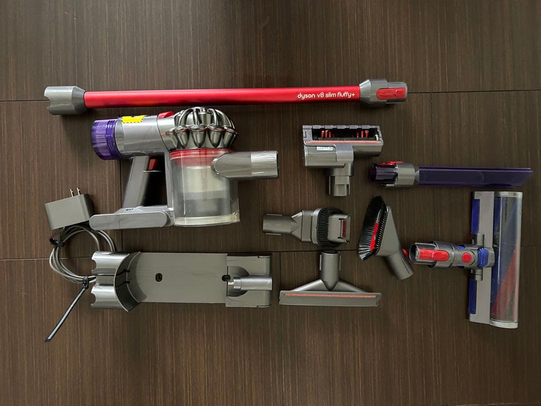 Dyson V8 Slim Fluffy+ 本体と付属品+スタンド　※ジャンク